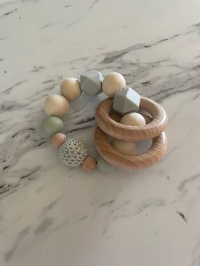 Neutral Green Wooden Teething Ring for Babies
